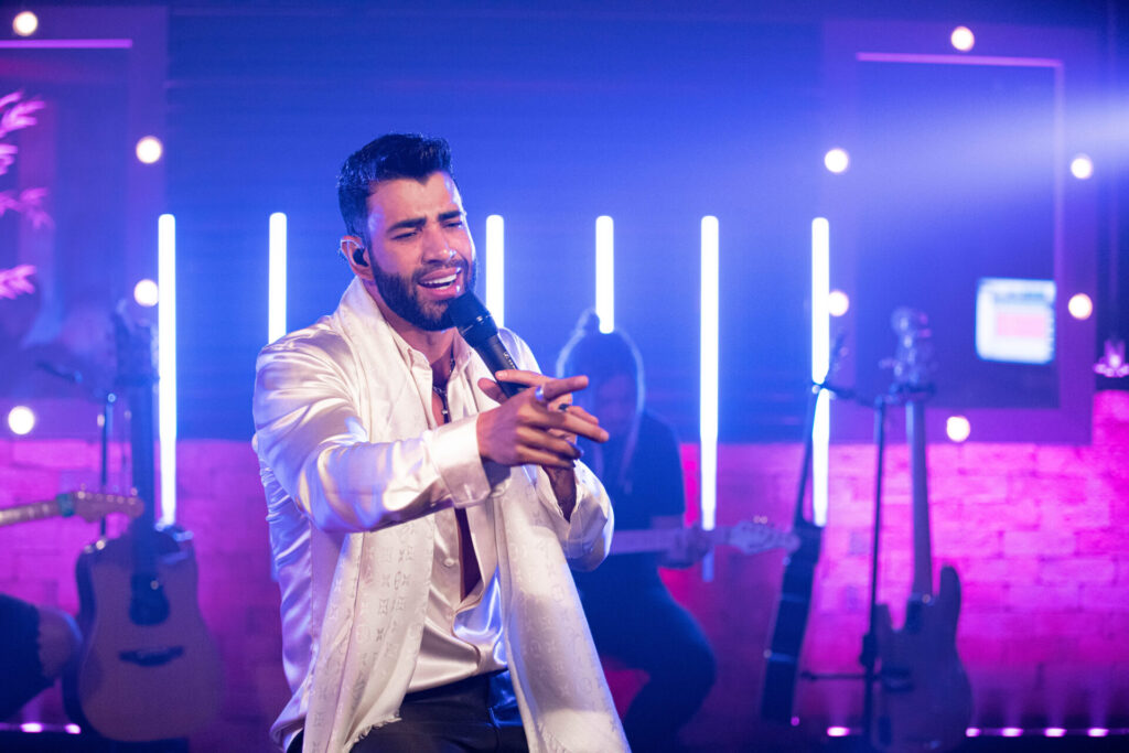 cantor gusttavo lima durante show sertanejo